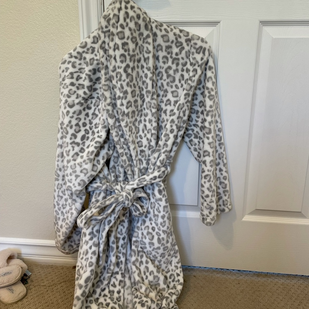 SUPER SOFT cheetah robe!